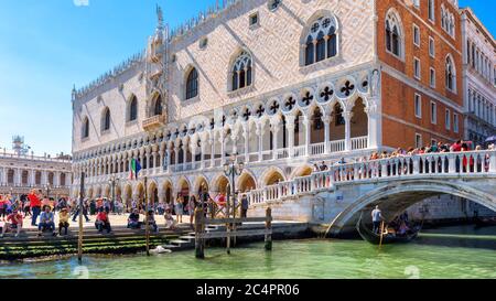 Venedig, Italien - 21. Mai 2017: Schöner alter Dogenpalast`s sonnigen Tag in Venedig. Es ist eine berühmte Touristenattraktion von Venedig. Panoramablick auf Emban Stockfoto